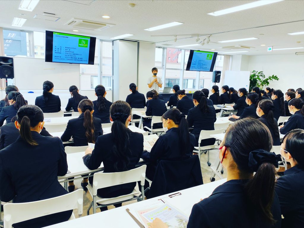ECCアーティスト美容専門学校での講義風景