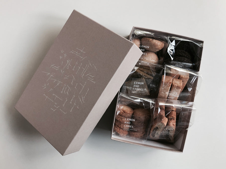 檸檬とラクダの料理や発酵菓子の写真