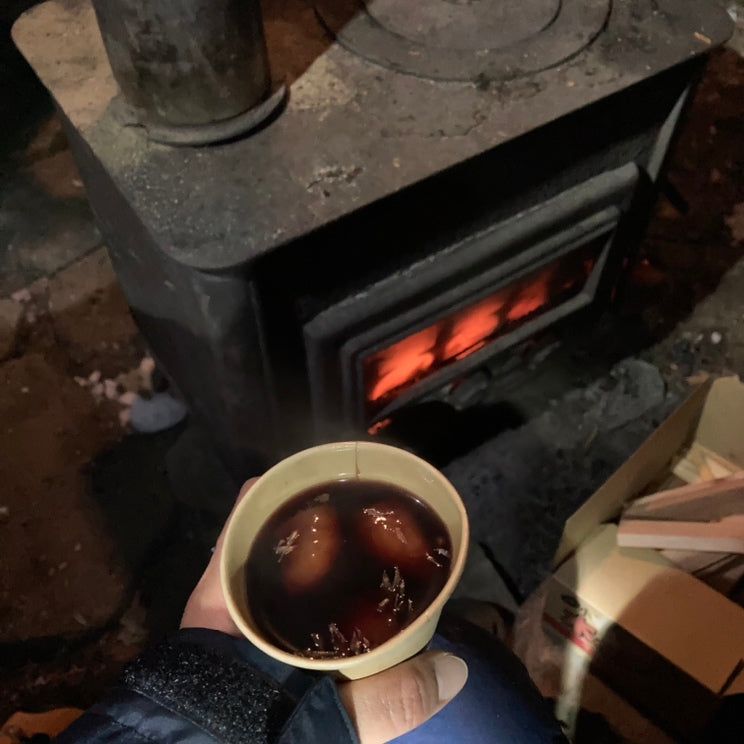 避難小屋で作ったココナッツシュガー入りホットワイン