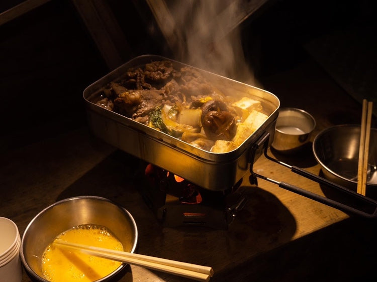 山小屋ですき焼き、割り下はココナッツシュガー仕立て