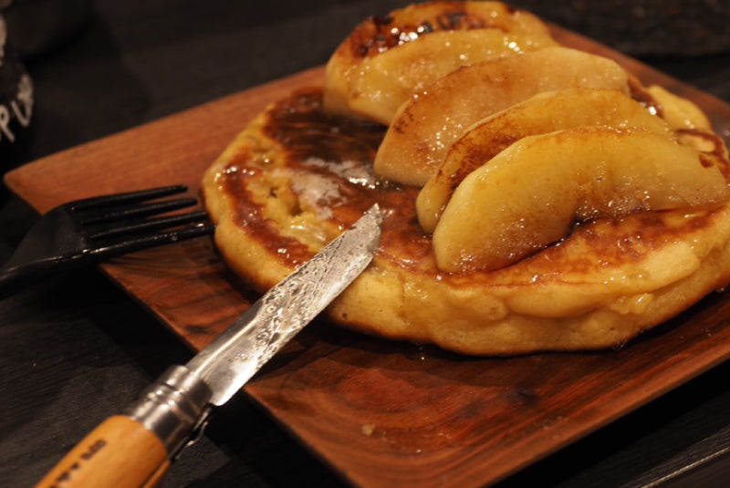 パンケーキと焼きリンゴの朝食プレート