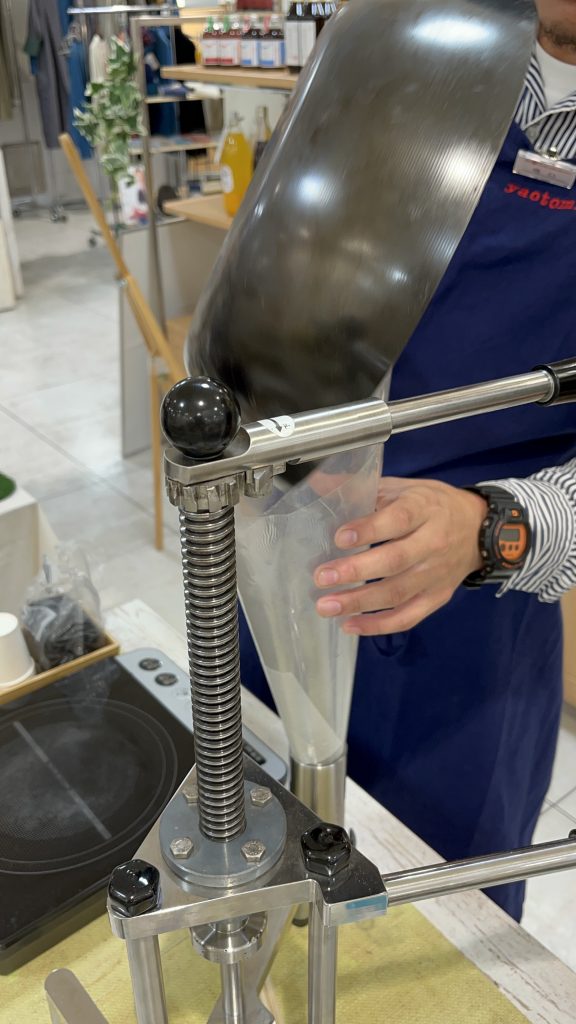 なたねを圧搾機に入れる様子