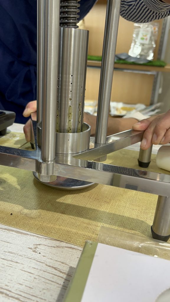 レバーを回す圧搾作業