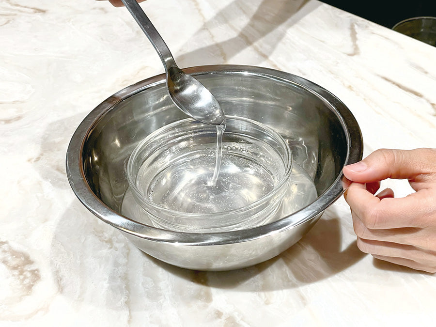 湯煎でココナッツオイルを溶かす工程