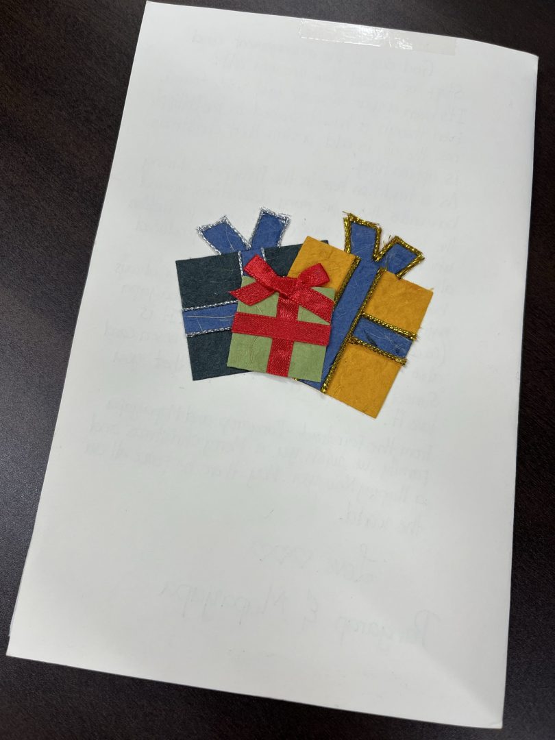 クリスマスカードの裏面。リボンの縁取りのモールが丁寧に貼られている