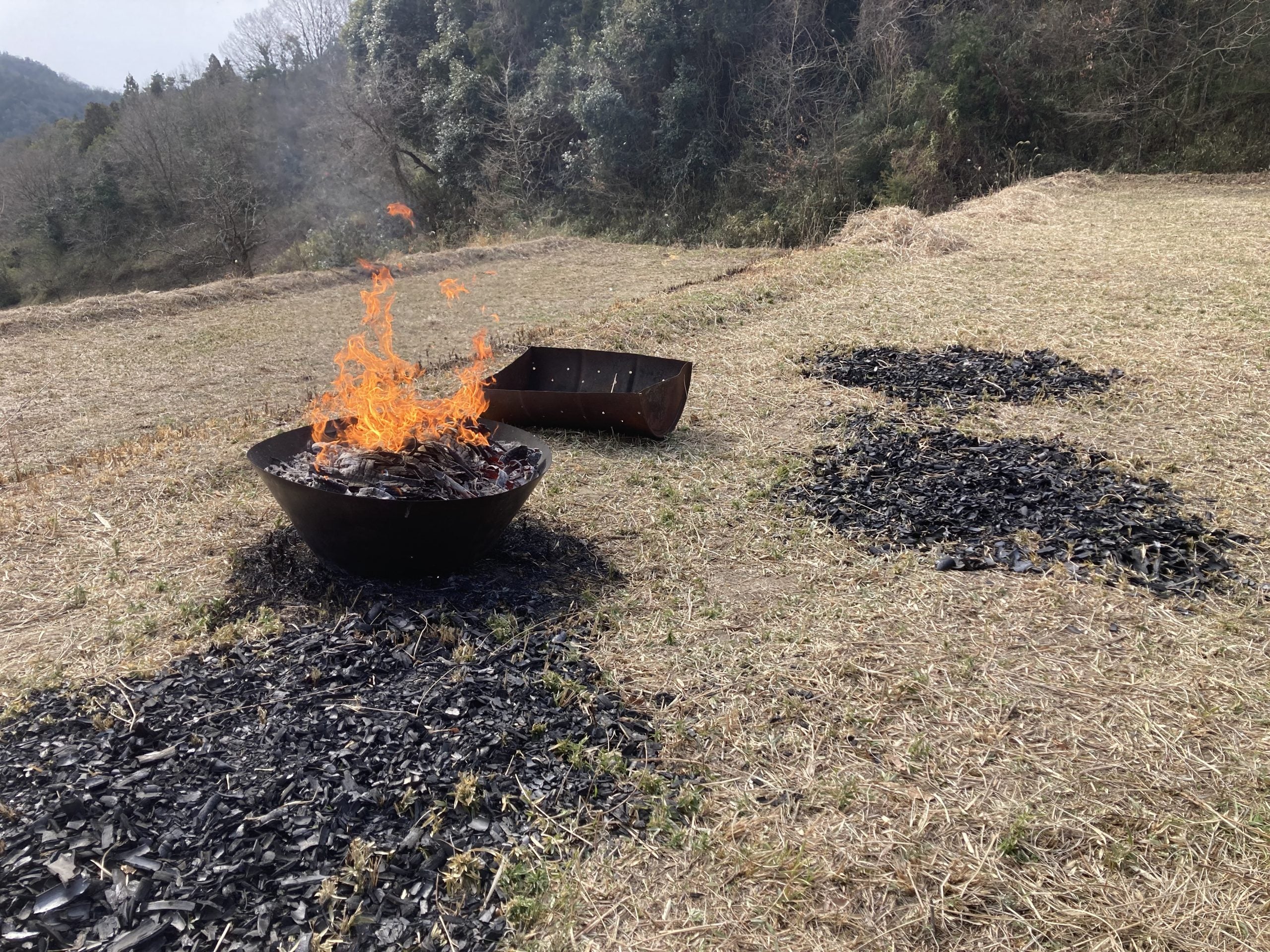 増えていく竹炭の山