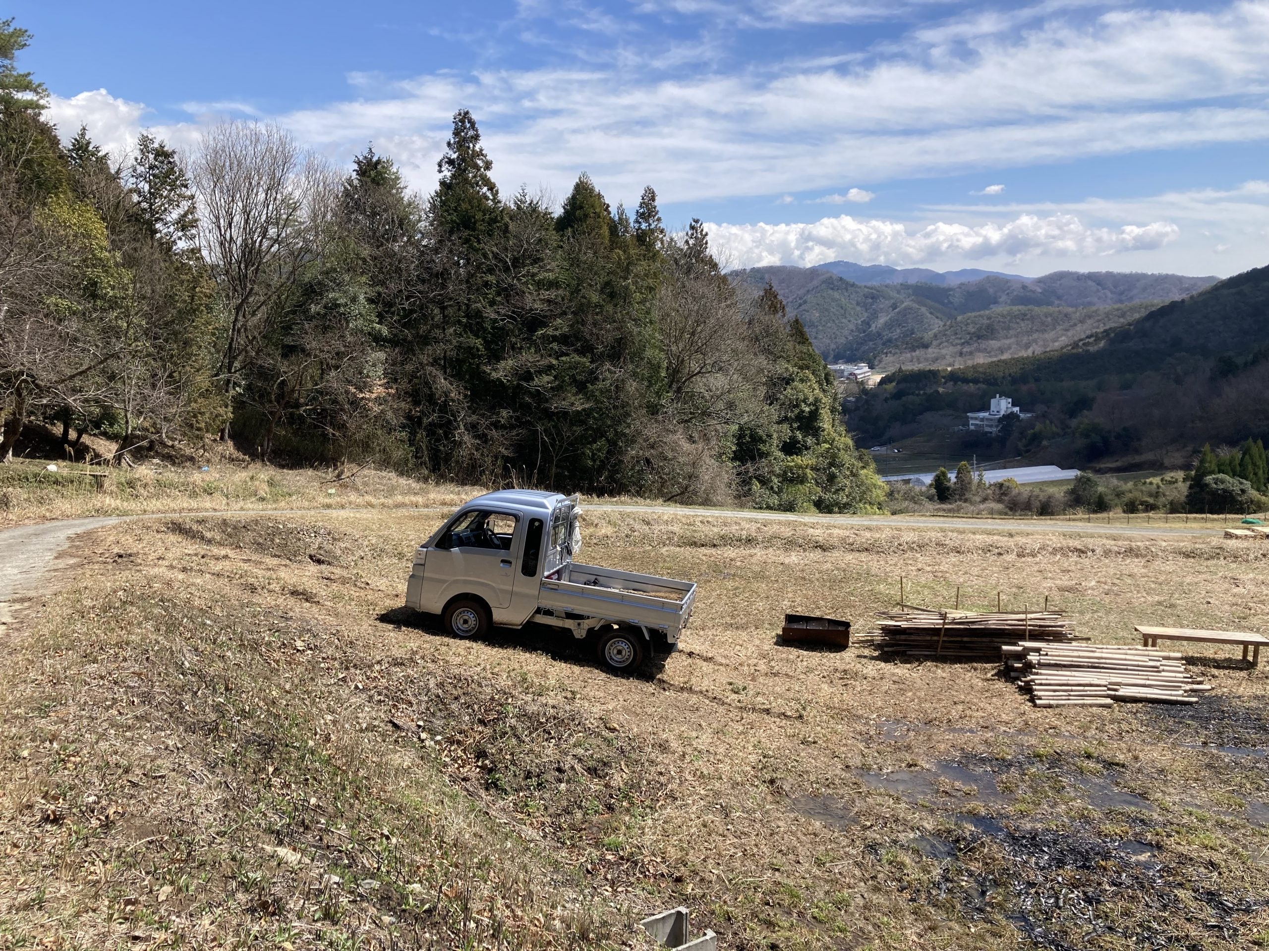 ぬかるみでスタックした軽トラック