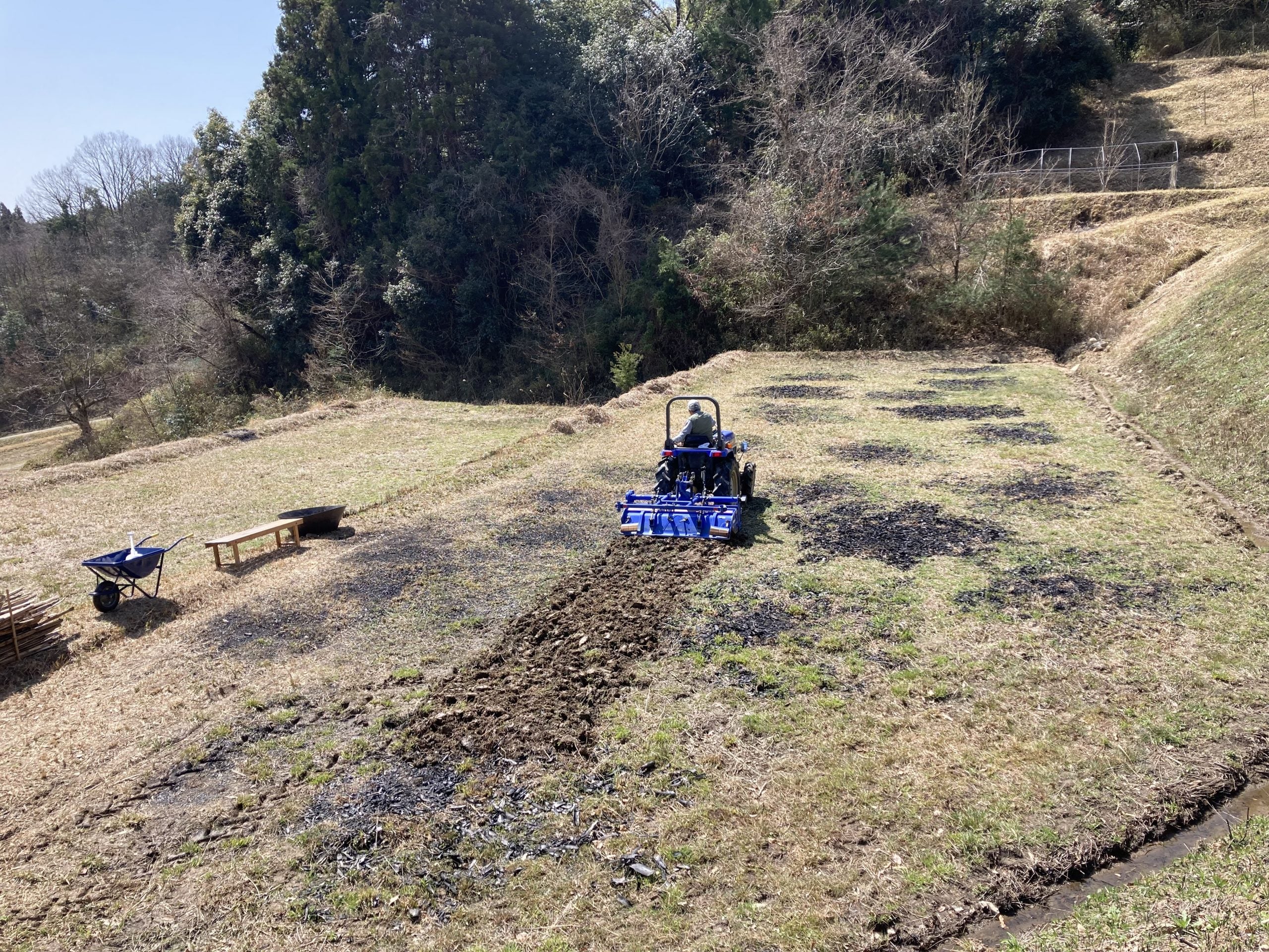 畑に入るトラクターの到着