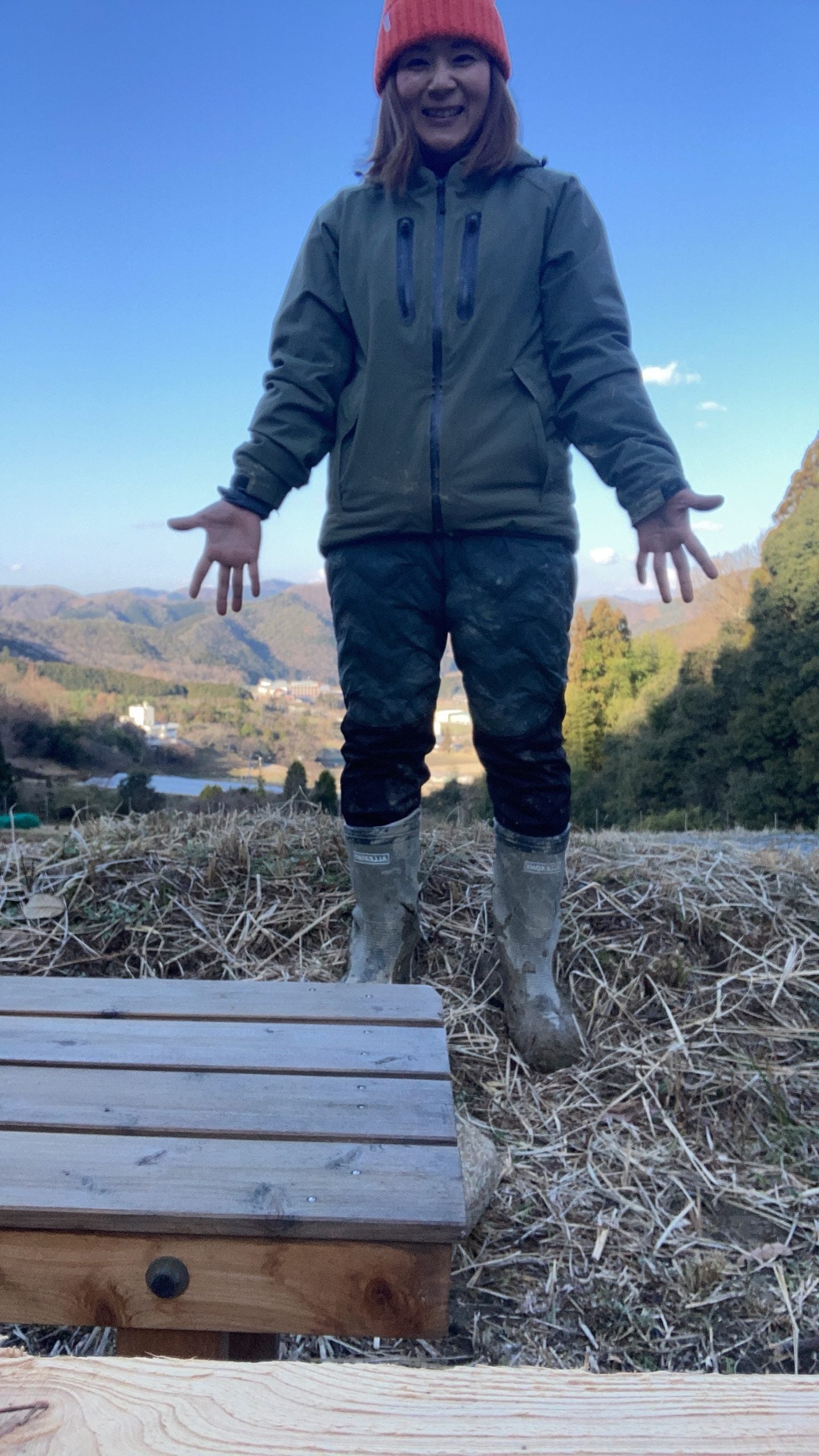 作業を重ねた手元と農具のクローズアップ