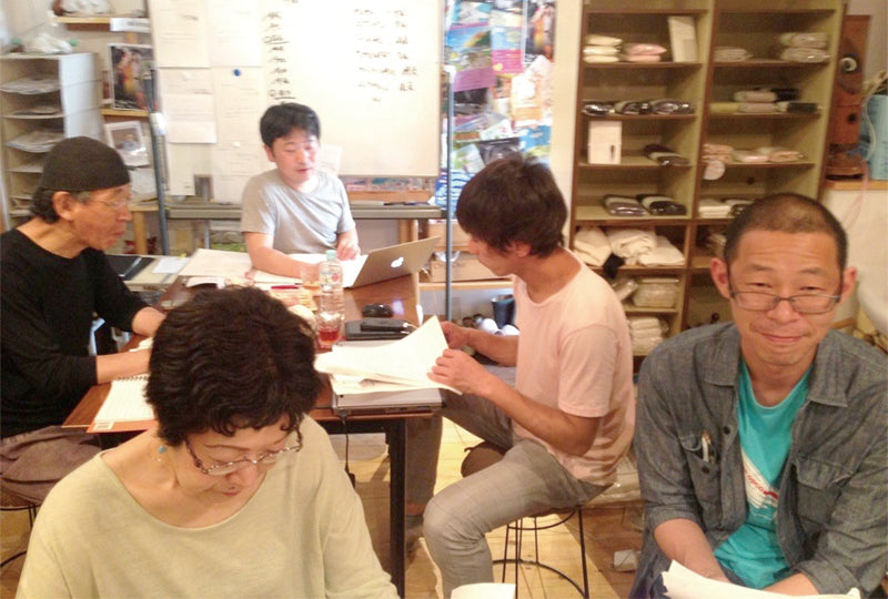 ボディクレイの事務所での会議の様子