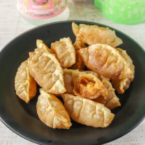 余りがちな餃子の皮で超簡単！ココナッツ香る“なんちゃってアップルパイ”