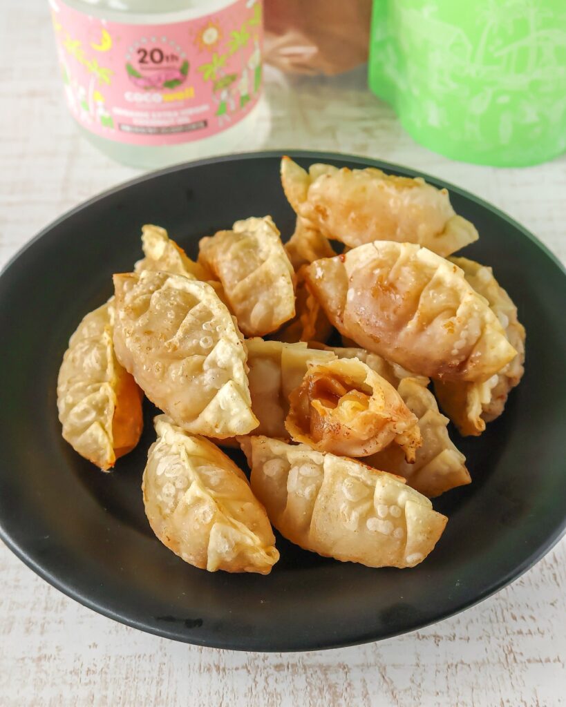 余りがちな餃子の皮で超簡単！ココナッツ香る“なんちゃってアップルパイ”