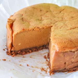 混ぜて焼くだけ！ココナッツミルクで作る濃厚チーズケーキ