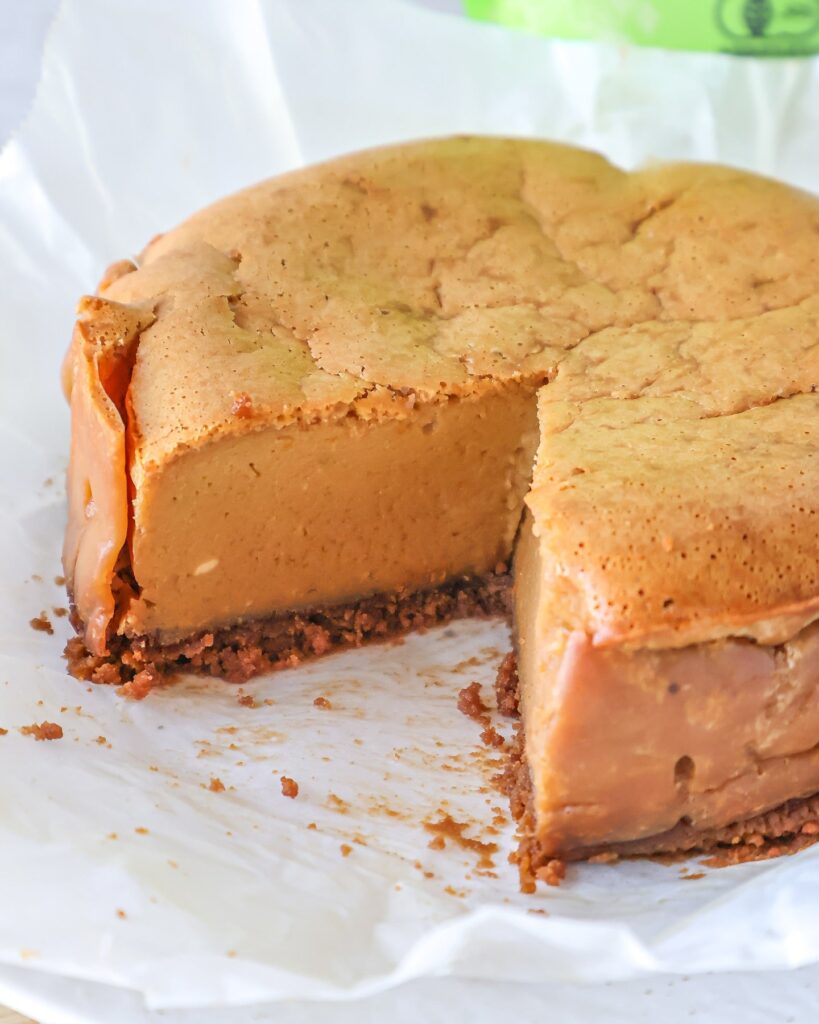 混ぜて焼くだけ！ココナッツミルクで作る濃厚チーズケーキ