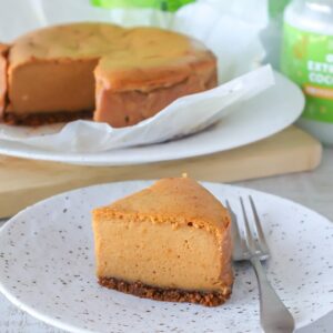 混ぜて焼くだけ！ココナッツミルクで作る濃厚チーズケーキ