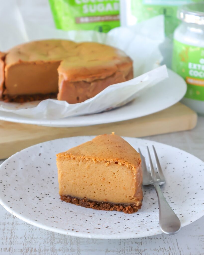 混ぜて焼くだけ！ココナッツミルクで作る濃厚チーズケーキ