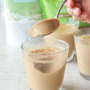 混ぜて冷やすだけ！簡単だけど香ばしい“ほうじ茶×ココナッツ”の癒しプリン