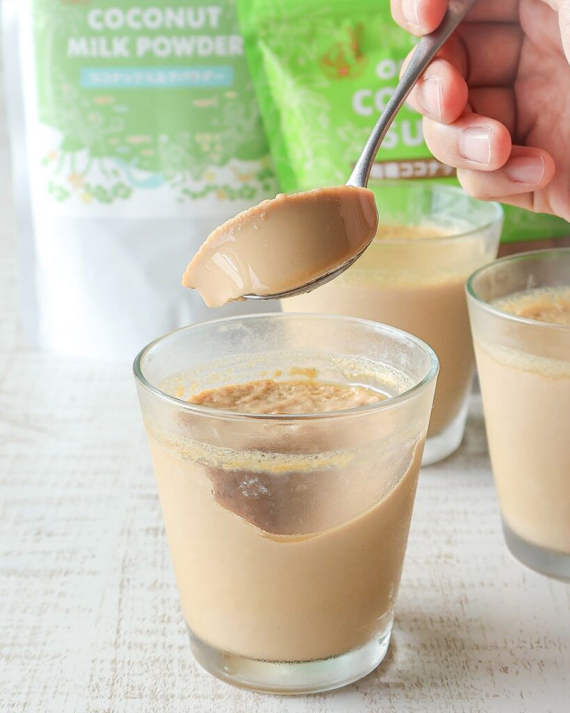 混ぜて冷やすだけ！簡単だけど香ばしい“ほうじ茶×ココナッツ”の癒しプリン