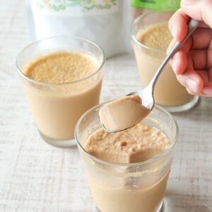 混ぜて冷やすだけ！簡単だけど香ばしい“ほうじ茶×ココナッツ”の癒しプリン