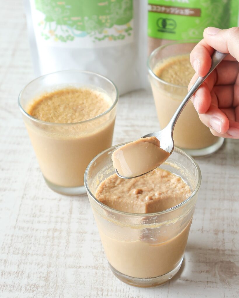 混ぜて冷やすだけ！簡単だけど香ばしい“ほうじ茶×ココナッツ”の癒しプリン