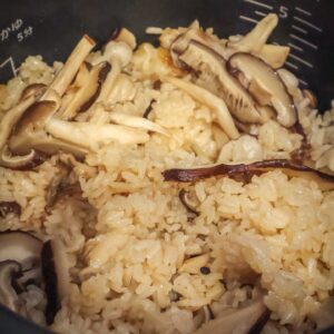 きのこたっぷり！きのこを焼いて炊く贅沢ココナッツ炊き込みご飯