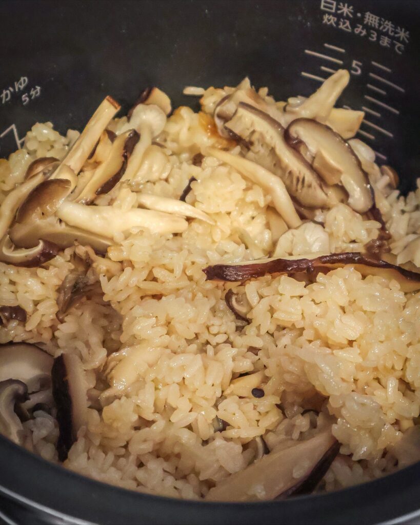 きのこたっぷり！きのこを焼いて炊く贅沢ココナッツ炊き込みご飯