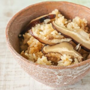 きのこたっぷり！きのこを焼いて炊く贅沢ココナッツ炊き込みご飯