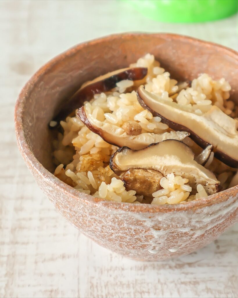 きのこたっぷり！きのこを焼いて炊く贅沢ココナッツ炊き込みご飯