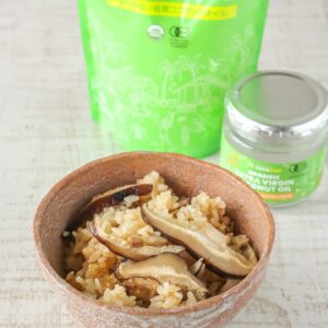 きのこたっぷり！きのこを焼いて炊く贅沢ココナッツ炊き込みご飯