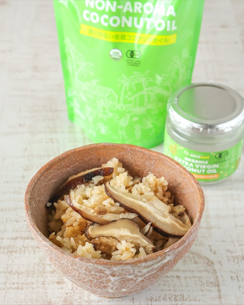 きのこたっぷり！きのこを焼いて炊く贅沢ココナッツ炊き込みご飯