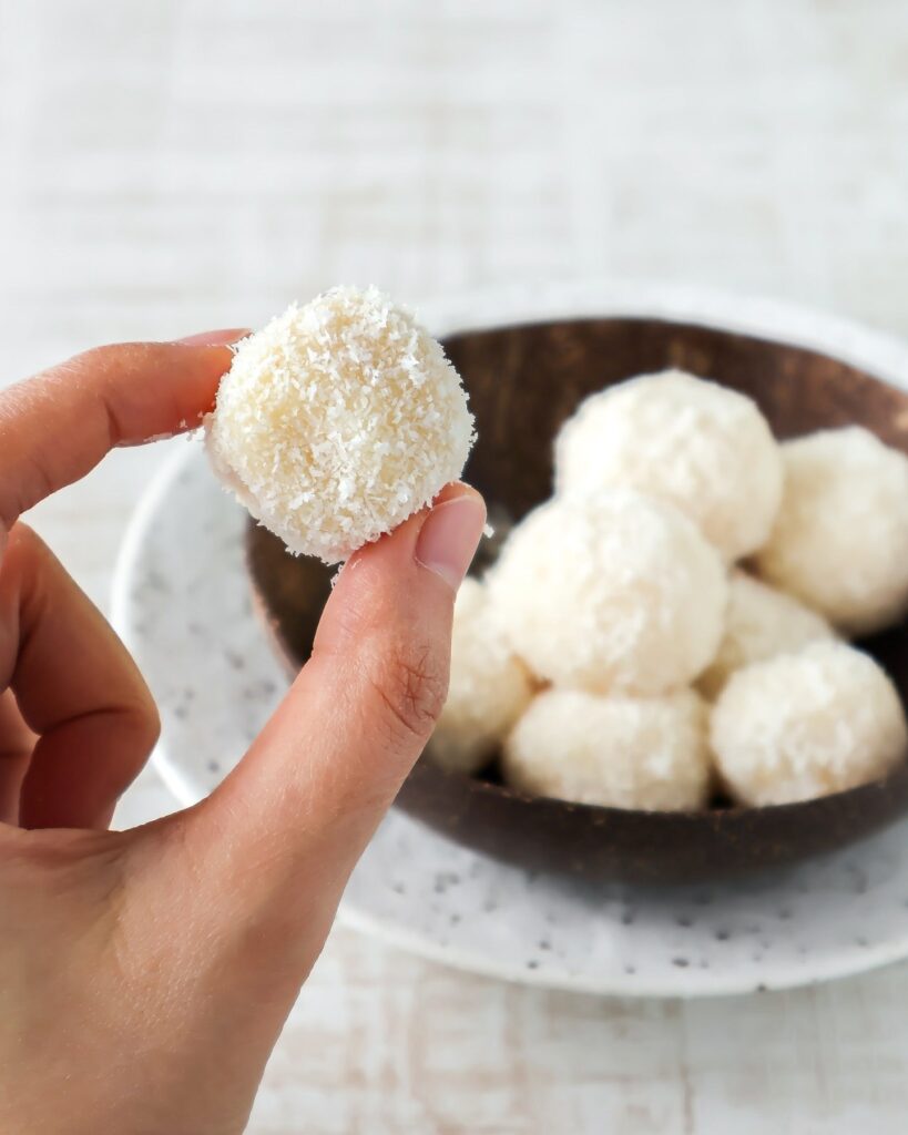 幸せを丸めるおやつ🥥インド伝統菓子・ココナッツラドゥ