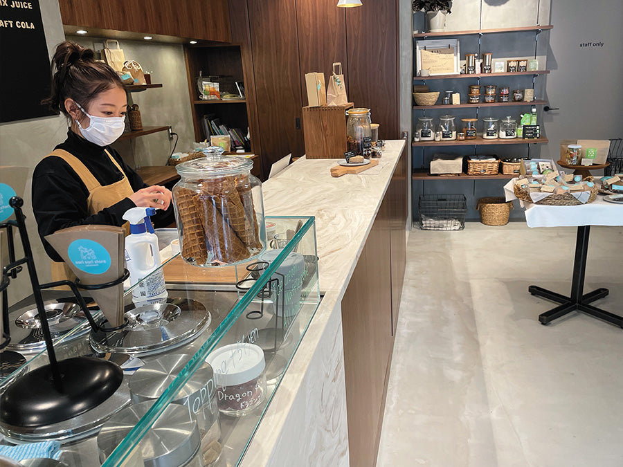 サリサリストアの店内とおすすめ商品のイメージ