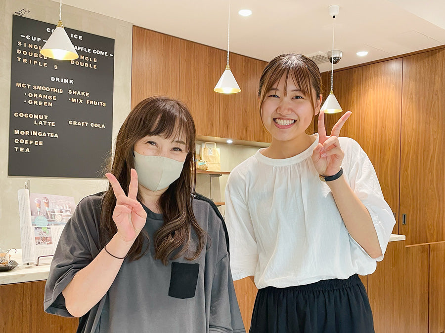 サリサリストアを取材するインターン生のレポート導入写真